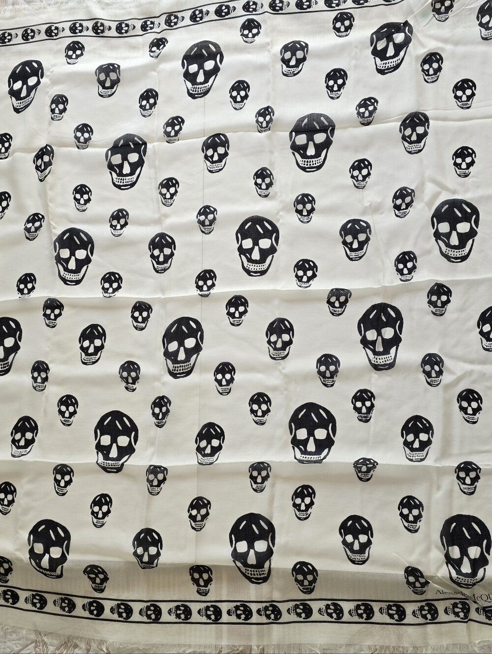 Alexander McQueen Skull Scarf Ivory Black - Picture 2 of 5